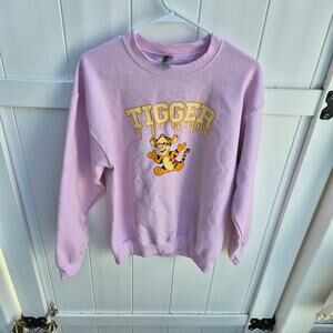 Disney Tigger Pink Crewneck Sweatshirt from Gildan. Heavy Blend Sz Med
